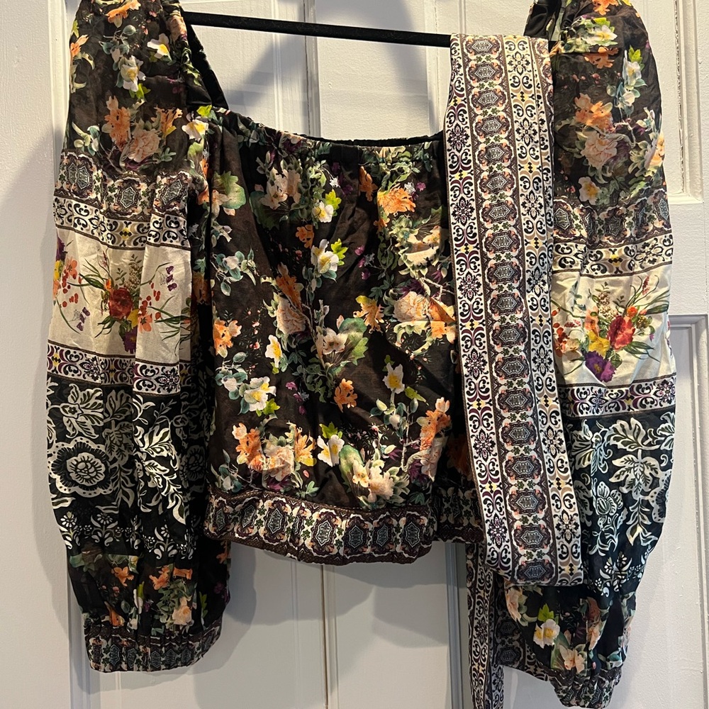 ALICE + OLIVIA
Clarabelle Balloon Sleeve Top - Picture 3 of 3